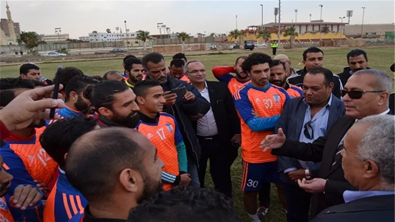 بالصور.. محافظ السويس يشد من آزر لاعبى المنتخب ويطالبهم بالصعود للدورى الممتاز