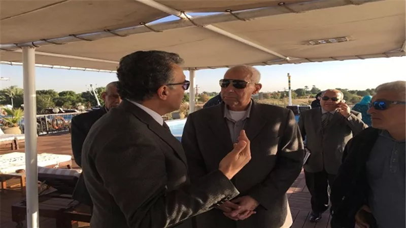 عرفات يتابع الأعمال الجارية لازالة الاختناقات الملاحية بكوم امبو بمحافظة أسوان 