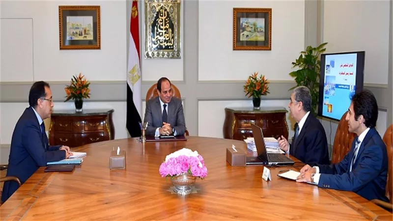 وزير الكهرباء يعرض استراتيجية الوزارة لمشروعات محطات الكهرباء