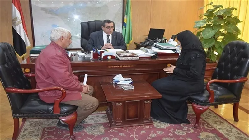 محافظ الفيوم يستقبل أسرة شهيد الحادث الإرهابي بسيناء