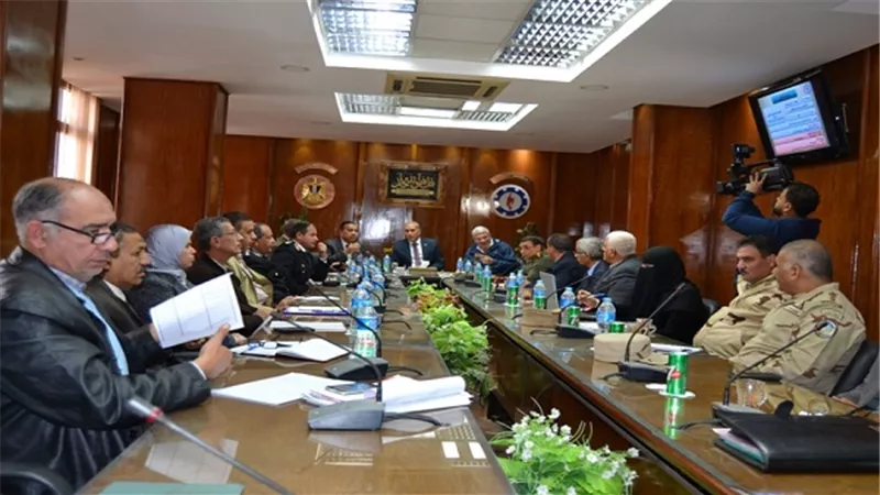 محافظ السويس ورئيس هيئة الطرق بالجيش الثالث يبحثان أعمال الرصف لطرق المحافظة