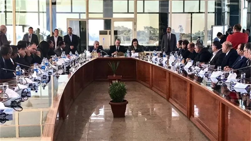 قابيل ووزيرالتخطيط والإصلاح الإداري يتفقداً أعمال تطوير البنية التحتية بالمناطق الصناعية بقنا