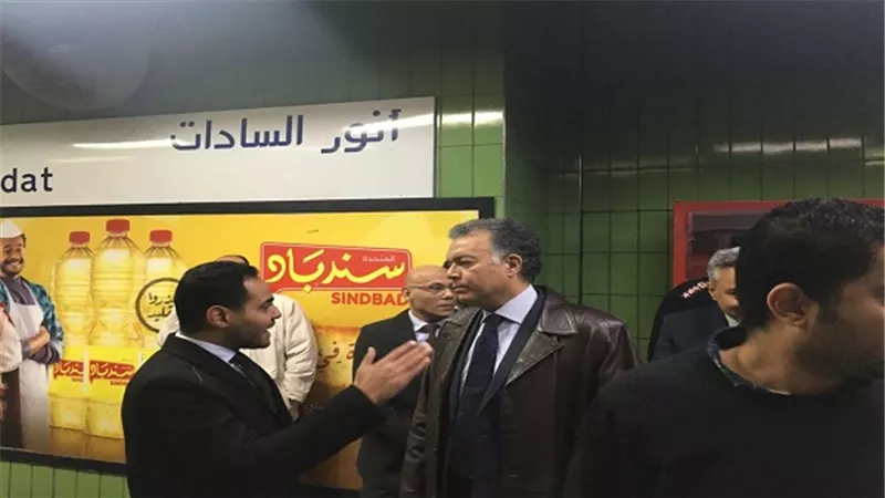 وزير النقل في جولة مفاجئة لمحطة السادات بمترو الأنفاق 