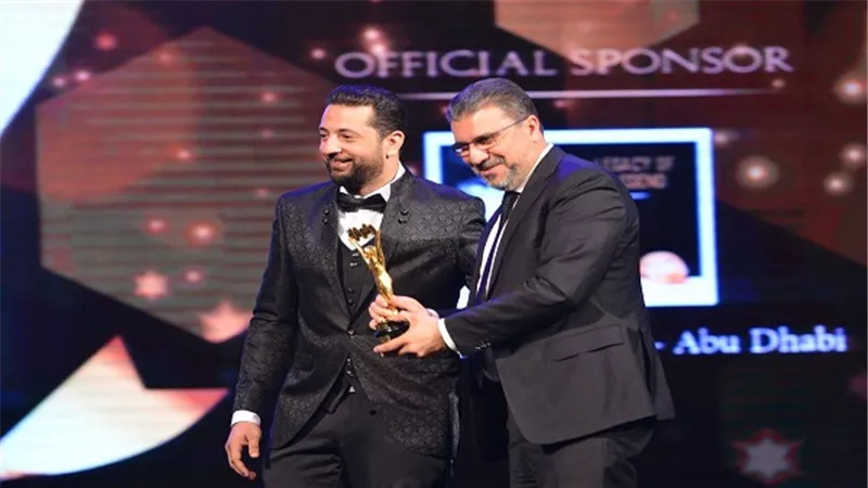 بالصور.. تكريم عمرو الليثى كأفضل مقدم برامج اجتماعية فى احتفالية مجموعة وشوشة الاعلامية 