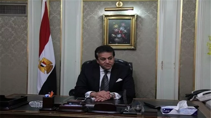 عبد الغفار يستعرض تقرير عن الحوت النافق على شاطئ سان ستيفانو بالأسكندرية