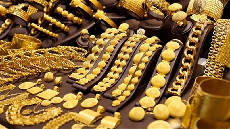 الذهب يتراجع وسط توقعات رفع الفائدة الأمريكية