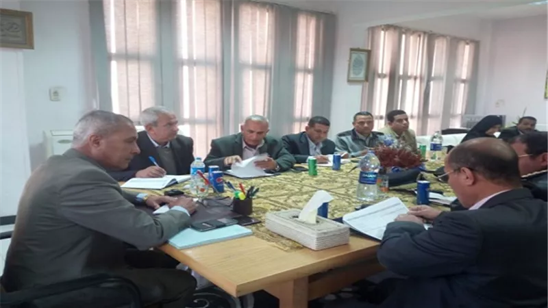 محافظ السويس يؤكد علي إستكمال طريق السويس/ القاهرة القديم فى مؤتمرة الاسبوعى