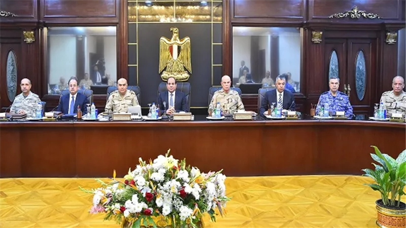 السيسي يطلع على اجراءات القضاء على البؤر الإرهابية مع القيادات العسكرية