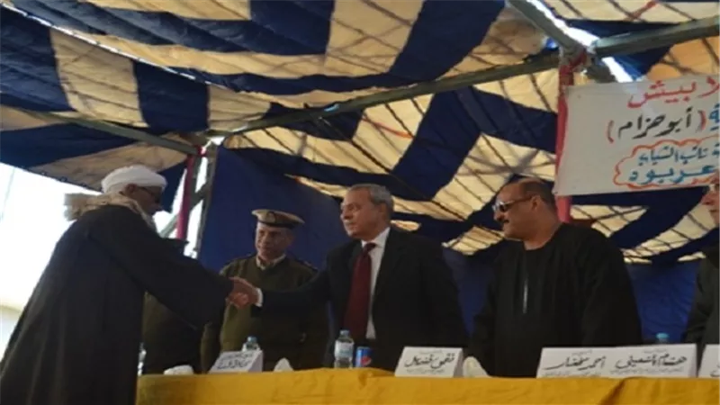 محافظ قنا يشهد جلسة الصلح بين قبيلة النجمية والبلابيش