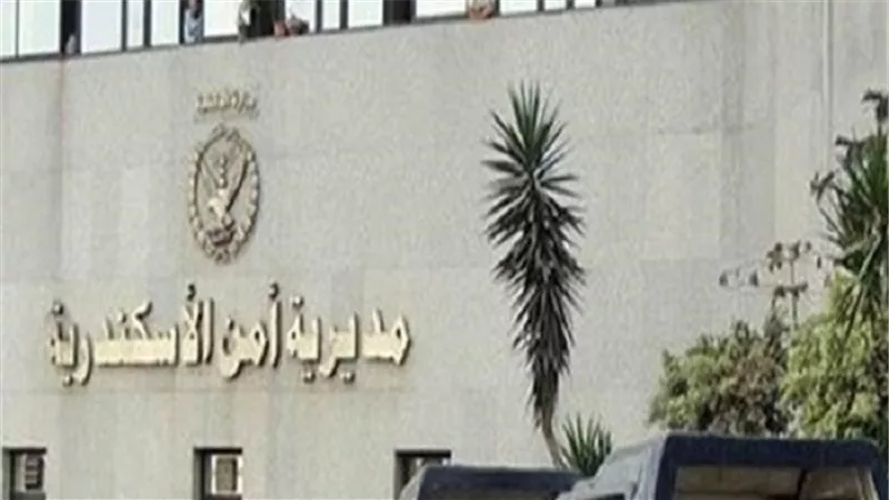 مباحث التموين.. مداهمة سلسلة سوبر ماركت شهير بالاسكندرية لبيعه سلع غذائية 