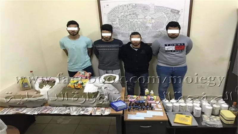 ضبط أربعة أشخاص لقيامهم بتصنيع مخدر الإستروكس والإتجار به 