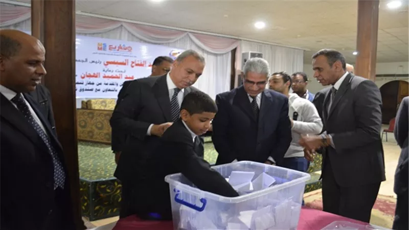 محافظ قنا يشهد اجراء القرعة العلنية لتسليم 16 سيارة ربع نقل للشباب
