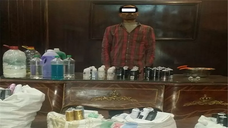 ضبط صاحب مخزن لإعادة تعبئة مزيل العرق بدون ترخيص بالمعادى