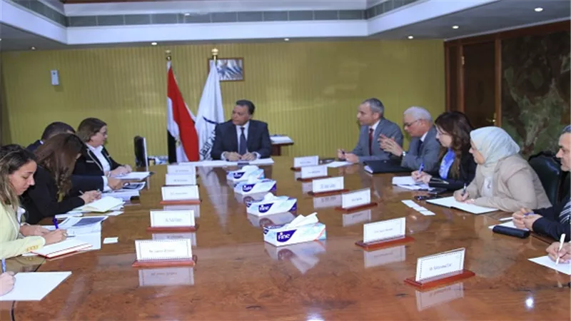 عرفات يلتقي وفد البنك الإوروبي لبحث التعاون في مجالات السكك الحديدية ومترو الانفاق والنقل النهري