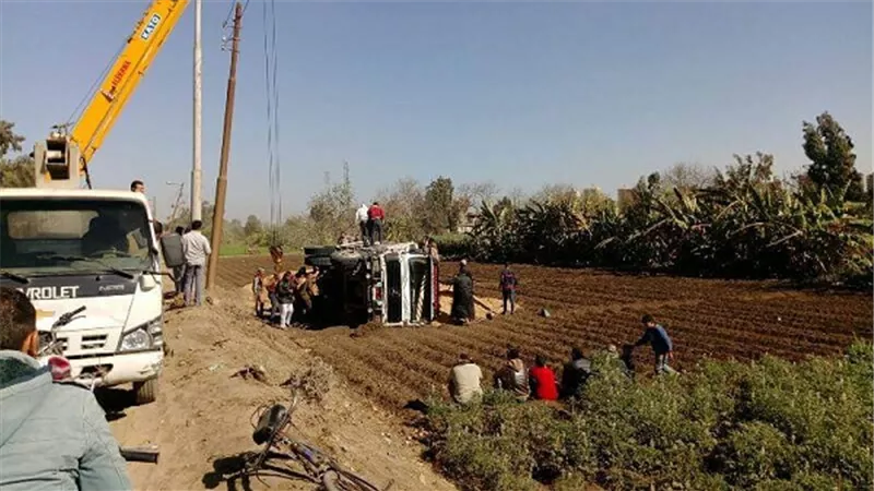 بالصور.. إنقلاب سيارة نقل يتسبب في شلل مروري علي طريق عزبة كريم ببنها