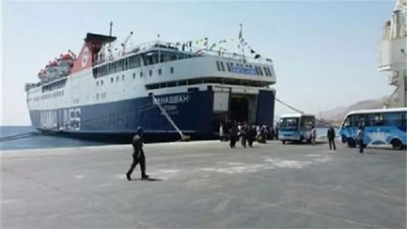 وصول وسفر 1279 راكب بميناء سفاجا وتداول 474 شاحنة