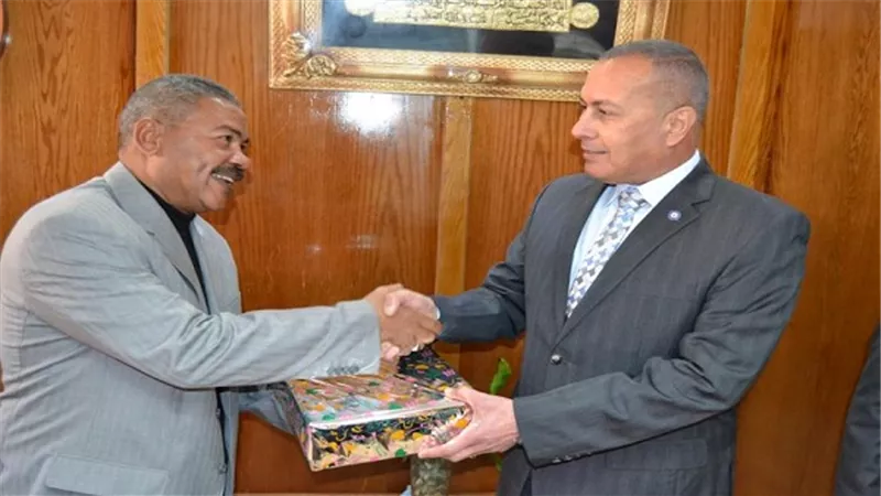بالصور.. محافظ السويس يكرم المتميزين فى المديريات والأحياء
