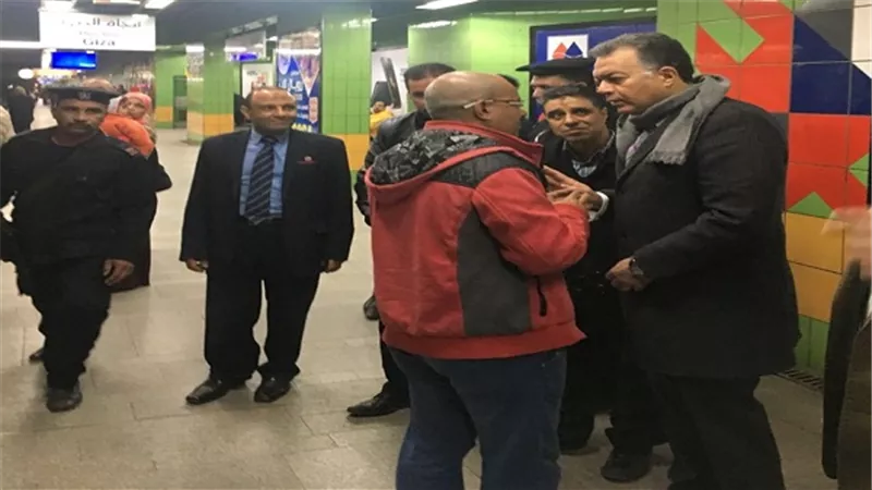 وزير النقل في جولة مفاجئة لعدد من محطات مترو الانفاق 