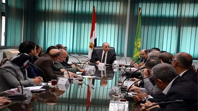 محافظ القليوبية يطالب أصحاب النوادي المقامة على النيل بسرعة تسديد مديوناتهم 
