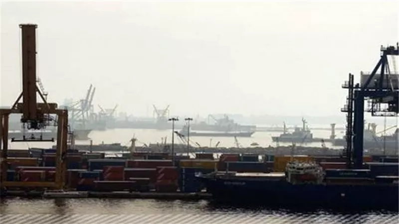 انتظام عمليات الشحن والتفريغ واستمرار إغلاق البوغاز بمينائي الإسكندرية والدخيلة