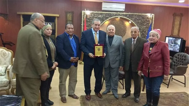 بيت العائلة المصرية يهدى مدير امن السويس درع البيت تقدير لدور رجال الشرطة