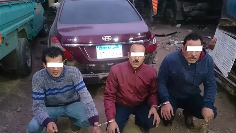 ضبط 3 أشخاص لقيامهم بإنتحال صفة رجال شرطة والإستيلاء على مبلغ مالى من أحد المواطنين 