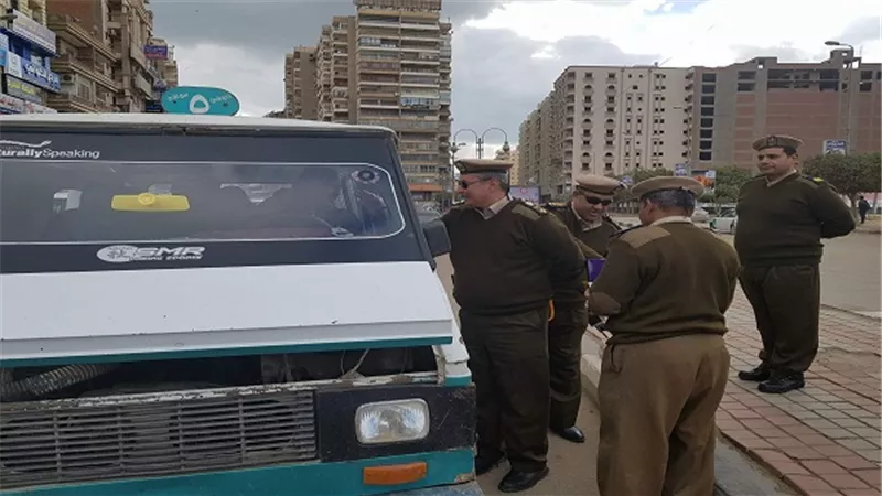 مرور الفيوم يحتفل بعيد الشرطة وسط المواطنين بالشوارع وتوزيع الحلوي عليهم