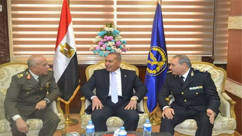 بالصور.. محافظ السويس وقائد الجيش يقدمان التهنئة لقيادات الداخلية بمناسبة عيد الشرطة