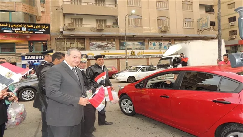 الداخلية فى السويس توزع الاعلام والورود على المواطنين