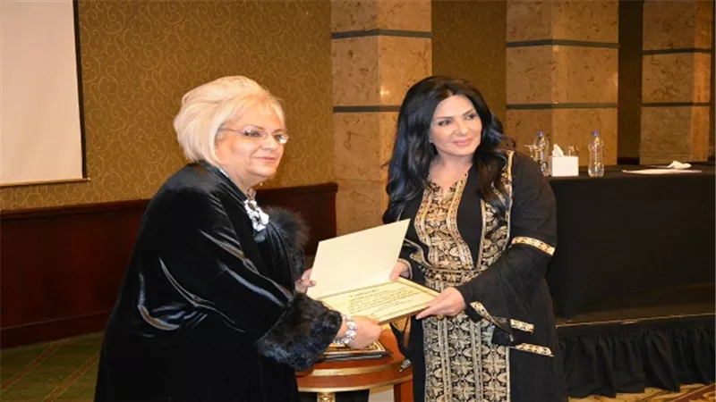 بالصور.. تكريم الفنانة الأردنية عبير عيسى عن مشوارها الفنى خلال فعاليات ملتقى الثقافة العربية