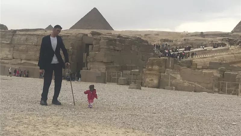 أطول رجل وأقصر امرأة فى العالم يروجون للسياحة.. ماذا فعلوا؟