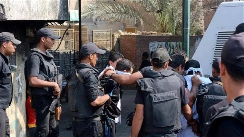 ضبط ثلاث أشخاص هاربين من أحكام قضائية بالقليوبية
