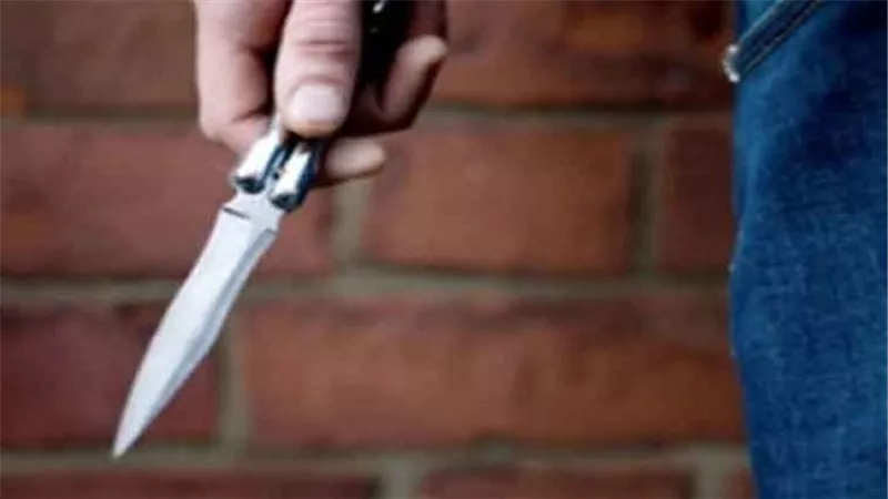 بائع يتعدي علي شقيقان بسلاح أبيض بالعبور