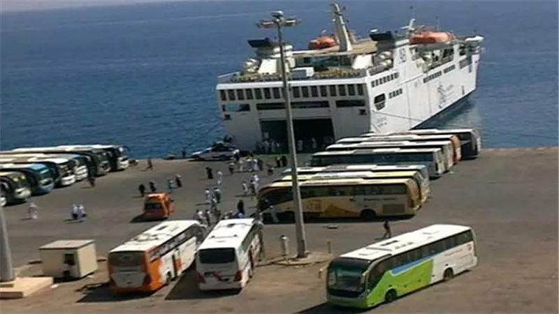 وصول وسفر 815 راكب بميناء سفاجا و تداول 372 شاحنة