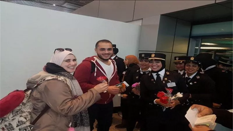 شرطة ميناء القاهرة الجوى تقوم بتوزيع الزهور على المسافرين داخل صالات السفر 