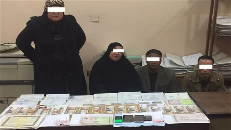 ضبط تشكيل عصابى تخصص فى تزوير المستندات الرسمية وبيعها مقابل مبالغ مالية