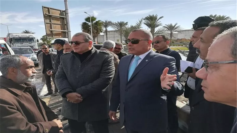 بالصور.. محافظ السويس يتابع أعمال الصيانة بالكسر المفاجئ في خط الطرد الرئيسي  