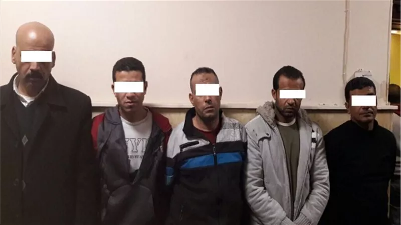 ضبط 6 أشخاص بإرتكاب واقعة سرقة مبلغ مالى من محاسب بالإكراه بالنزهة