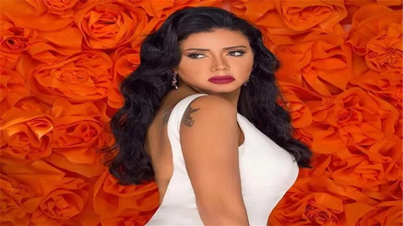 شاهد| رانيا يوسف بإطلالة مثيرة جريئة بالأبيض