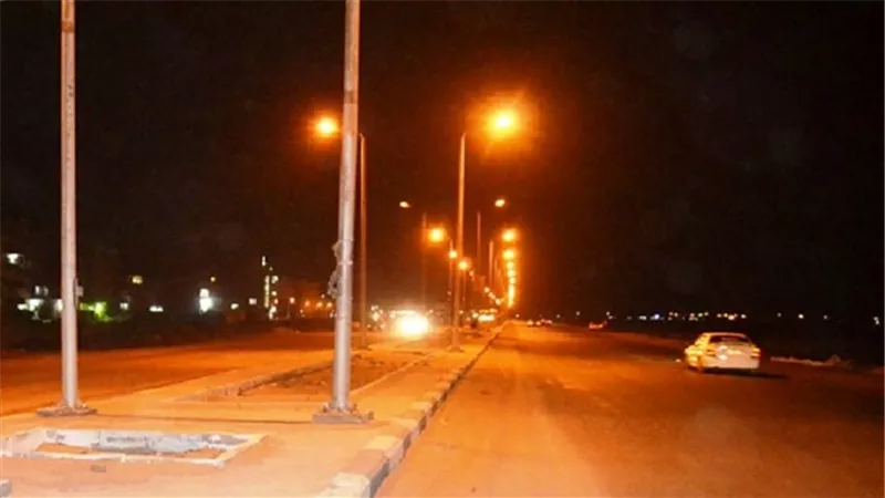 البدء فى إنارة طريق 