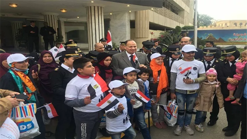 أطفال مستشفى 57357 يقدمون التهنئة لرجال الشرطة بمديرية أمن الجيزة