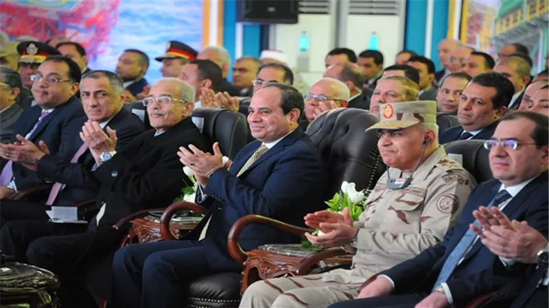 السيسي يجرى جولة تفقدية لمشروع حقل ظهر