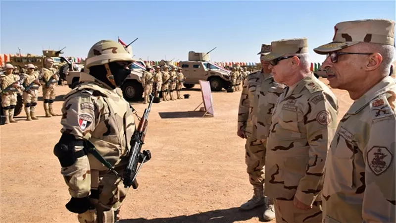 رئيس الأركان يتفقد عناصر من تشكيلات ووحدات الجيش الثانى الميدانى بسيناء