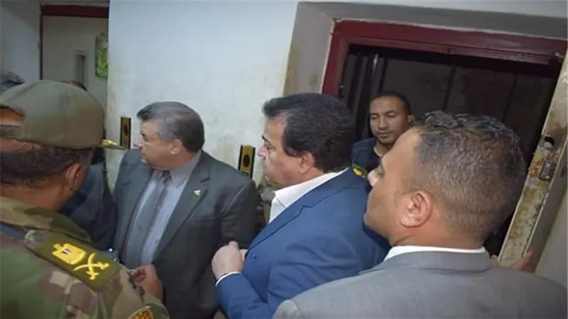 بالصور.. وزيرالتعليم العالي في زيارة لموقع حادث المصعد بمستشفي جامعة بنها