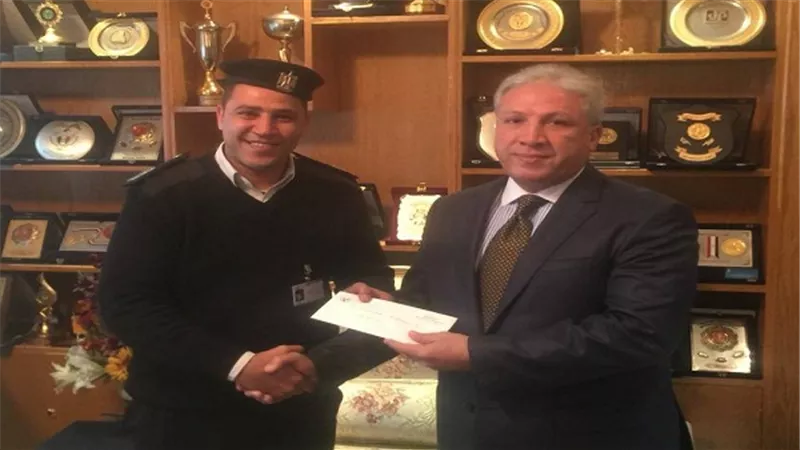 شرطة ميناء القاهرة الجوى تكرم أمين شرطة من قوة إدارة تأمين الركاب