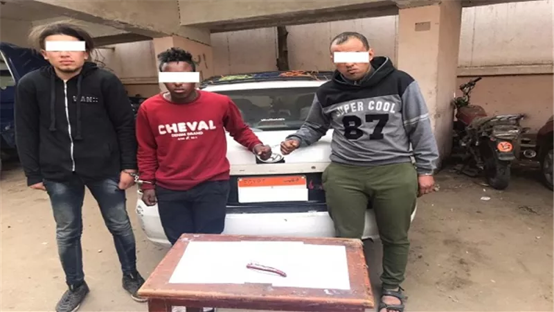 ضبط 3 أشخاص لقيامهم بسرقة سيارة أجرة 