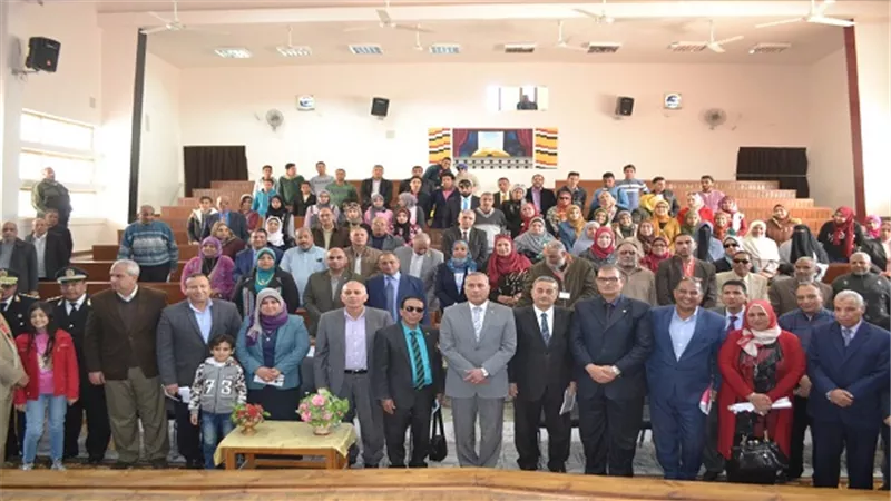 بالصور.. محافظ السويس يشهد الملتقى التعليمى الرابع