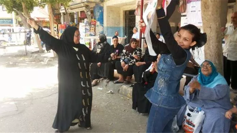 وصلة رقص لسيدات في مسيرة تأييد للرئيس السيسي في الإسكندرية 