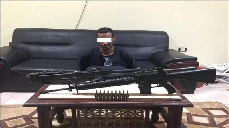 فى ضبط أحد العناصر الإجرامية وبحوزته رشاش جرينوف وبندقية آلية بكوم امبو