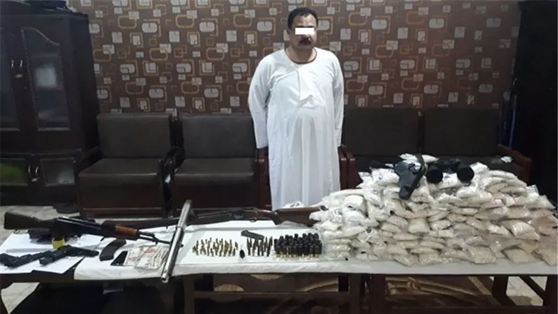 ضبط أحد الأشخاص وبحوزته 5 قطع سلاح نارى و536 ألف قرص مخدر لعقار الكبتاجون